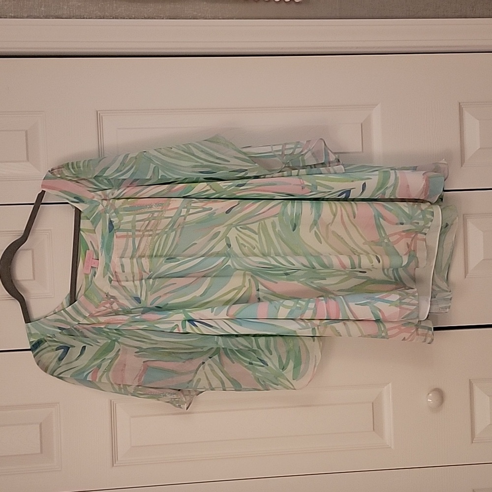 Lilly Pulitzer flattering mini dress.  Size xs but could fit anyone between xs-m